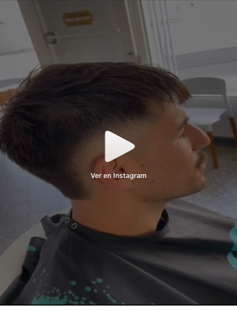 Corte de perfil con degradé lateral y barba prolija.